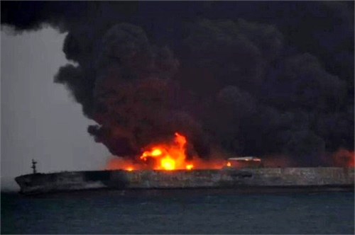 آتش کنترل شود، تیم‌های نجات وارد کشتی می‌شوند