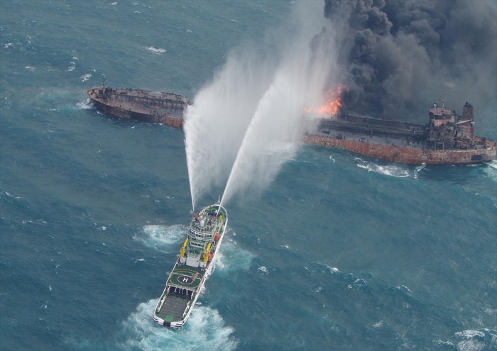 شناور ژاپنی عملیات اطفای حریق نفتکش سانچی را آغاز می‌کند