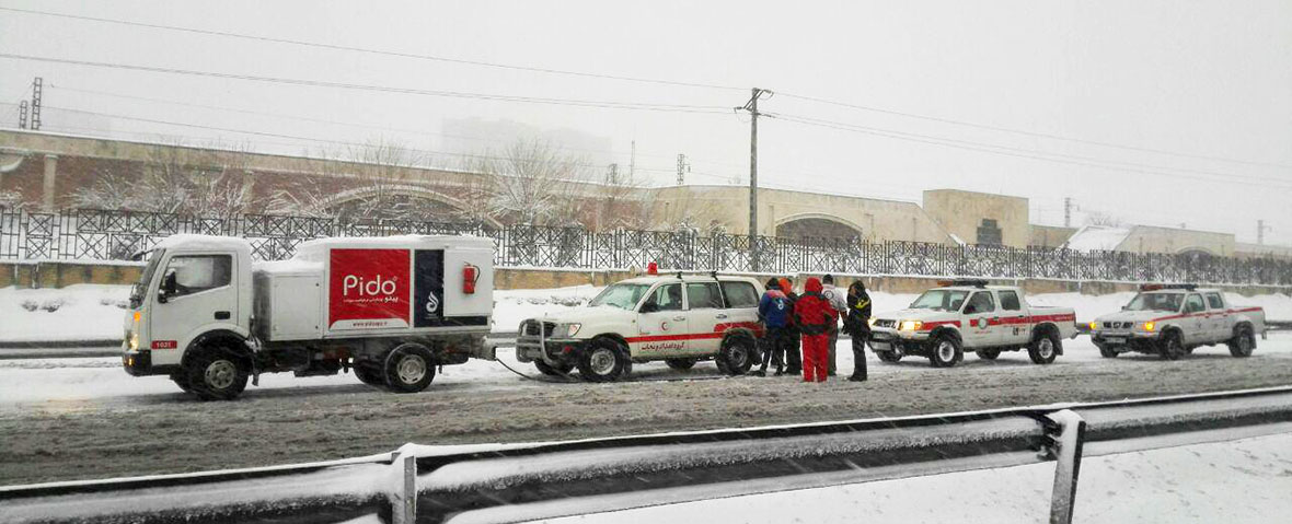 امداد بنزینی به خودروهای گرفتار در برف و کولاک
