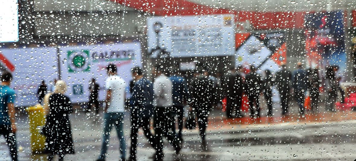 بارش باران بهاری در نمایشگاه نفت