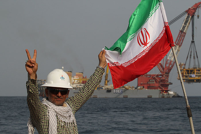 پرچم ایران را بالا نگه می‌داریم (1)