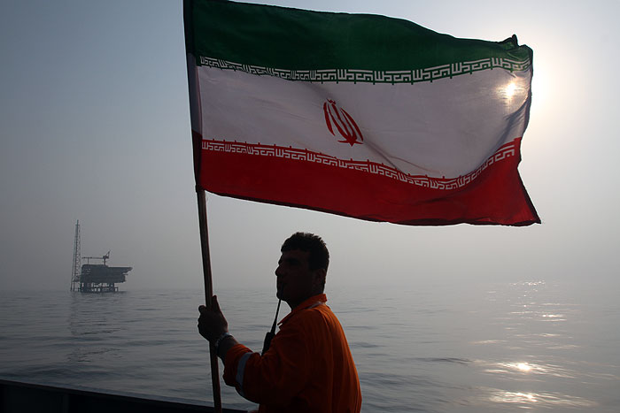 پرچم ایران را بالا نگه می‌داریم (2)/ تلاش‌های صنعت نفت برای شکستن دیوار تحریم‌ها