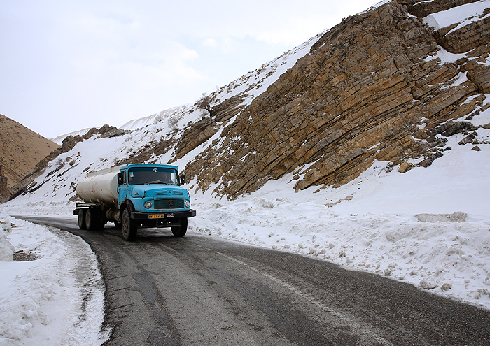 توزیع روزانه نفت سفید در مناطق سخت گذر شمال استان آذربایجان غربی