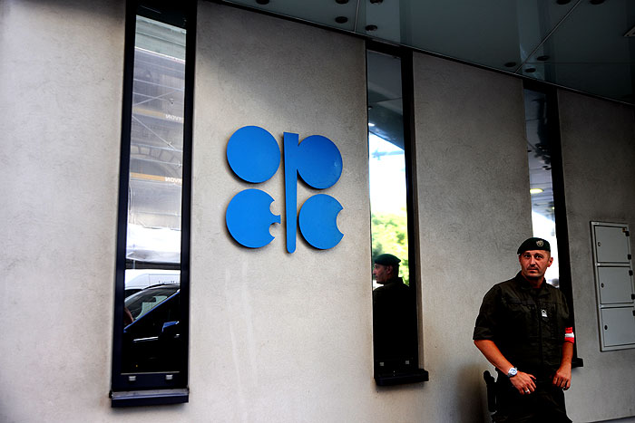اوپک و روسیه متعهد به برقراری توازن بازار نفت هستند