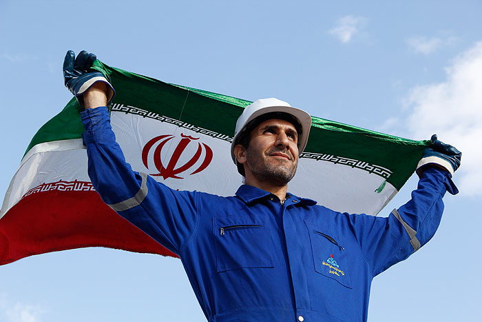 پرچم ایران را بالا نگه می‌داریم